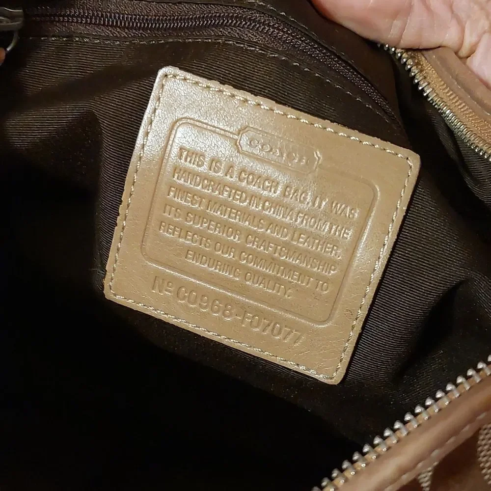 Coach Logo Signature Hamptons Hobo Bag F07077